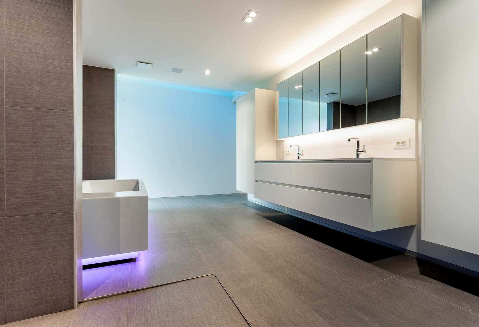 De badkamer is de plaats van totale verwenning: wandverwarming in combinatie met vloerverwarming en zoveel meer … Een juweeltje van pure vakmanschap.